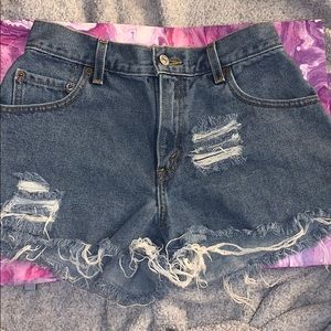 High waisted distressed Levi shorts .
